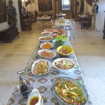 Le Buffet des Mousquetaires : une cuisine traditionnelle dans un lieu chargé d'histoire