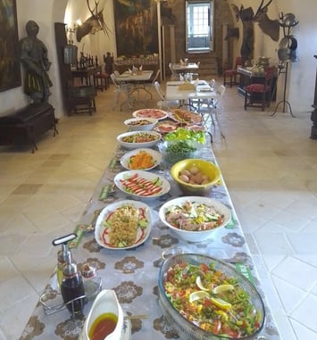 Le Buffet des Mousquetaires : une cuisine traditionnelle dans un lieu chargé d'histoire