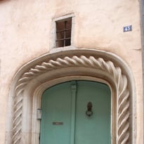 Visite libre du couloir d'entrée voûté et de la cour de l'hôtel de Bar
