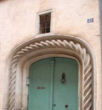 Visite libre du couloir d'entrée voûté et de la cour de l'hôtel de Bar
