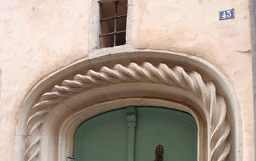 Visite libre du couloir d'entrée voûté et de la cour de l'hôtel de Bar
